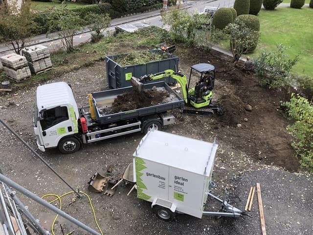 Garten Ideal Lastwagen, Kleinbagger und Anhänger auf einer Baustelle